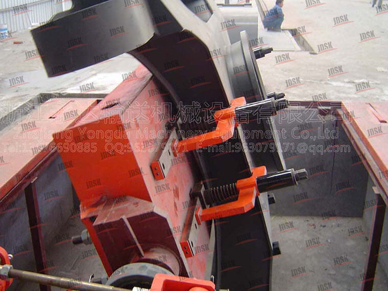 挖土机底盘翻转